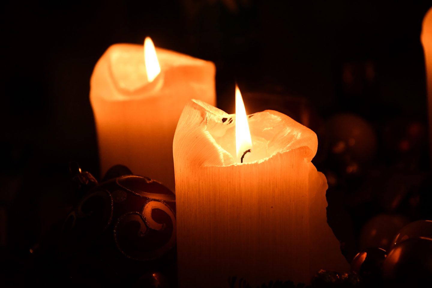 Cotton Wick vs. Wooden Wick Candles: Which Is Better? - Aluminate Life