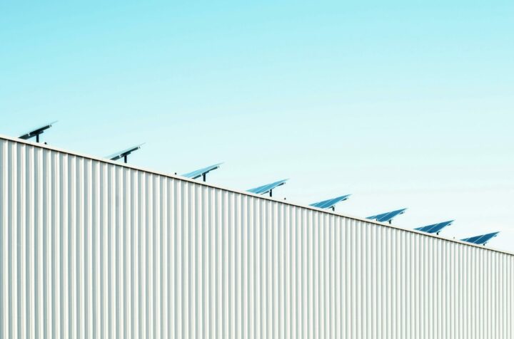4 Clear-Cut Advantages of Pairing Your Solar Panels With Battery Storage Systems